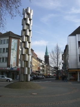 Viersen : Hauptstraße, Skulptur "Wasserplastik", im Hintergrund die Evangelische Kreuzkirche